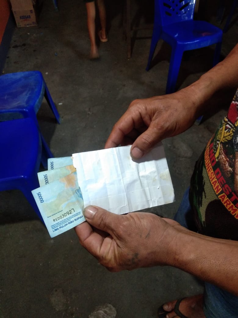 Foto sampul yang beriisikan uang tunai yang diduga dibagikan incumbent